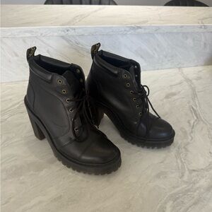 Dr. Martens Averil Boot Size 7